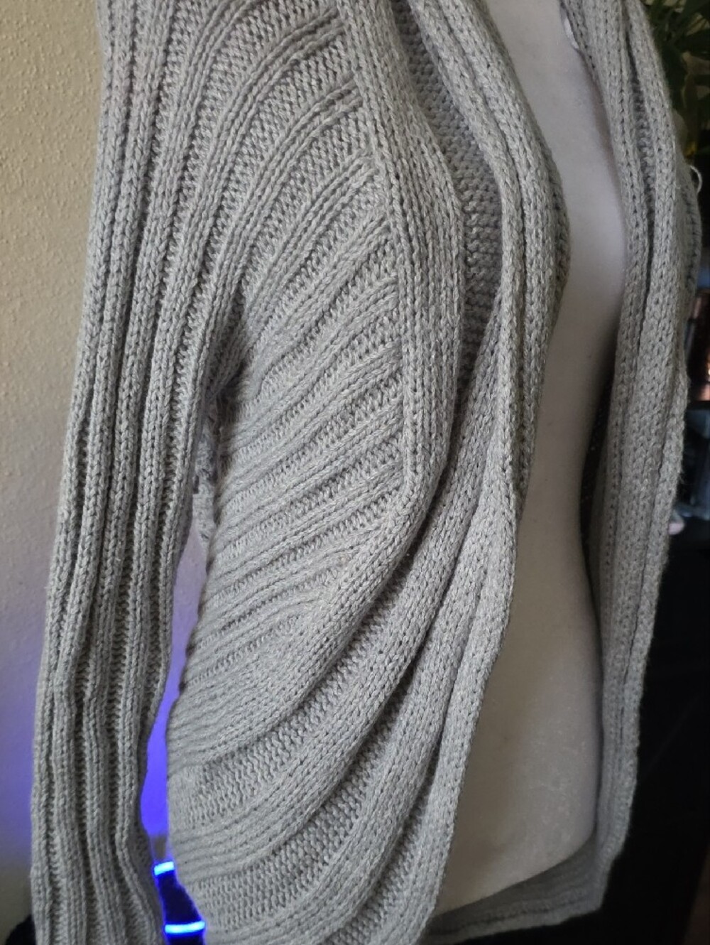 Romeo & Juliet Couture Light Gray Open-Front Cable Knit Cardigan Medium - Picture 3 of 7